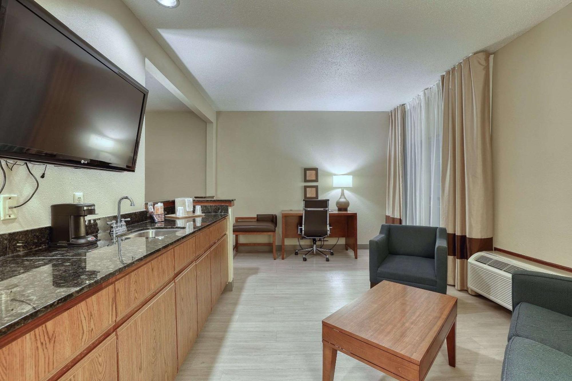 Comfort Suites Appleton Airport Exterior foto