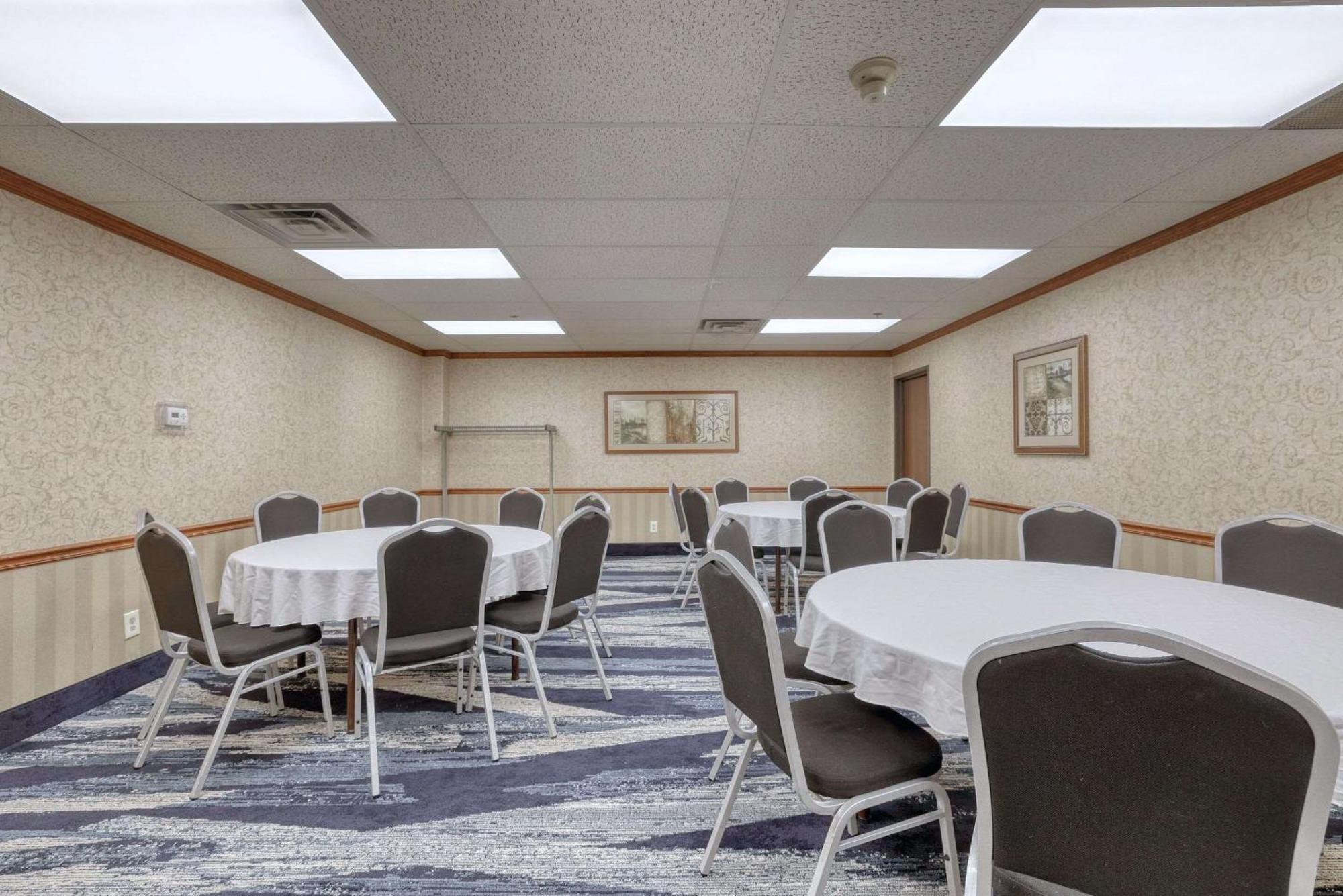 Comfort Suites Appleton Airport Exterior foto