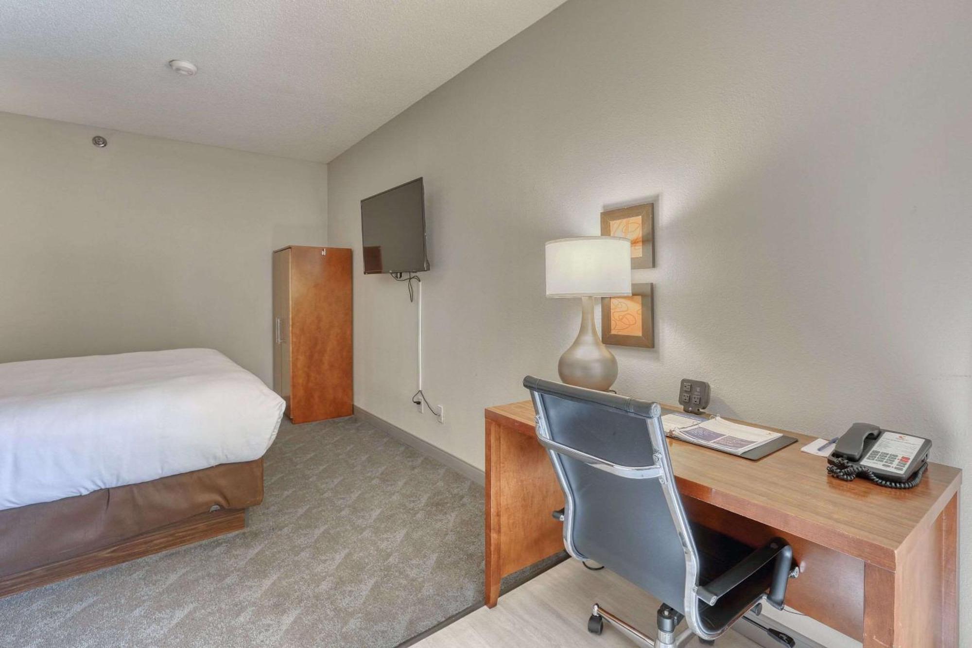 Comfort Suites Appleton Airport Exterior foto